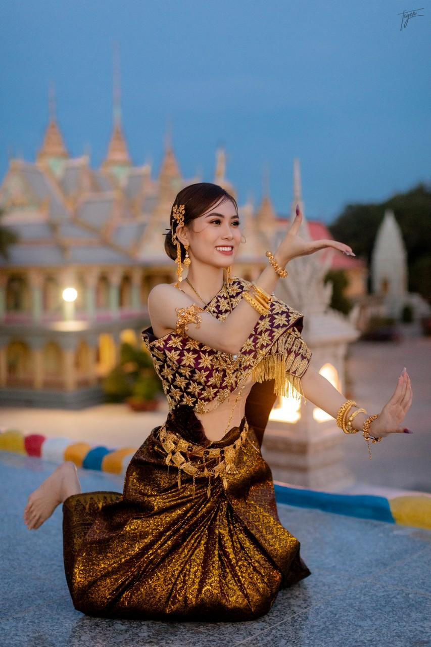 Lợi Thanh Trang là sinh viên trường Đại học Sân khấu Điện ảnh TP. HCM, khoa diễn viên.