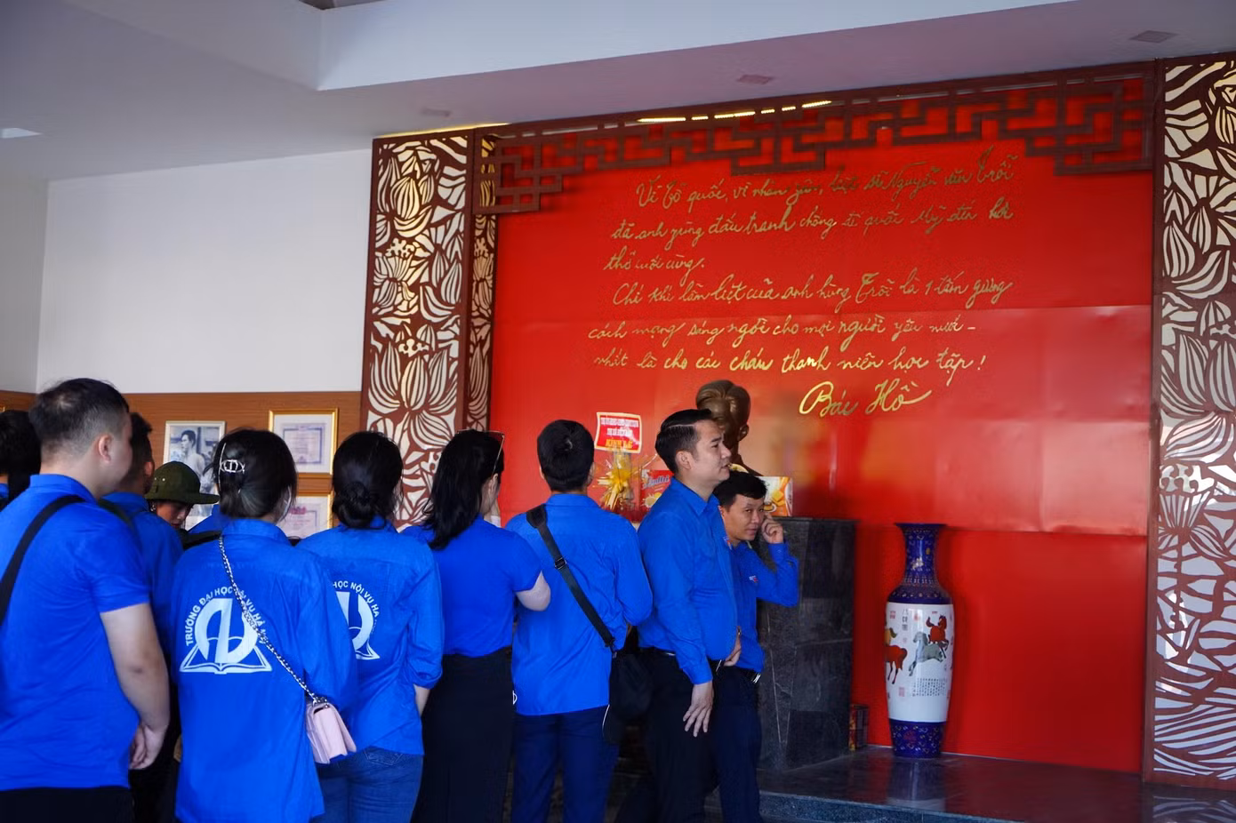 Đoàn thăm, dâng hương tại Nhà lưu niệm Anh hùng liệt sĩ Nguyễn Văn Trỗi.
