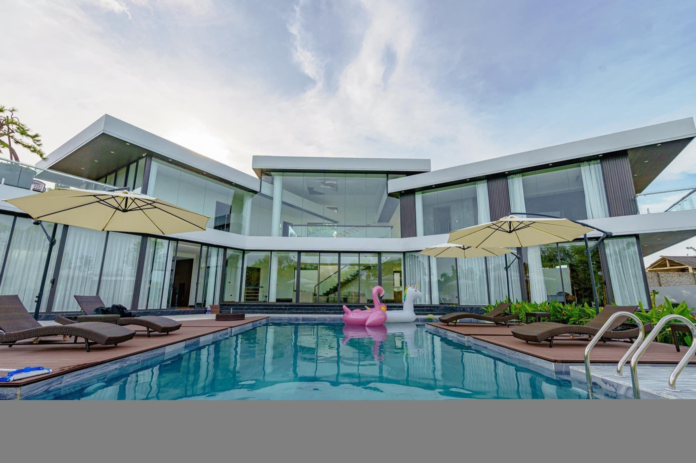 Tiệc hồ bơi có thể tổ chức vào buổi sáng (Ảnh: Facebook Lệ Thu). Tiệc hồ bơi có thể tổ chức vào buổi sáng (Ảnh: Facebook Lệ Thu).