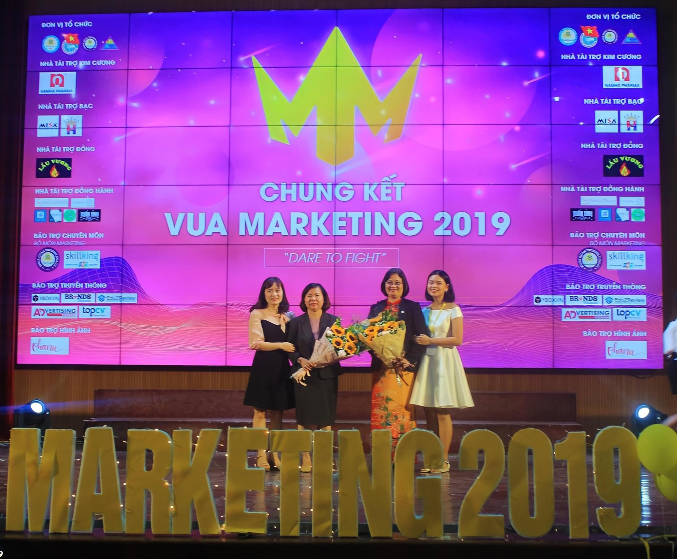 Thùy Linh (năm 2) - Trưởng ban tổ chức cảm ơn lãnh đạo Học viện Tài chính đã quan tâm đến cuộc thi Vua Marketing 2019 (ngoài cùng bên phải).