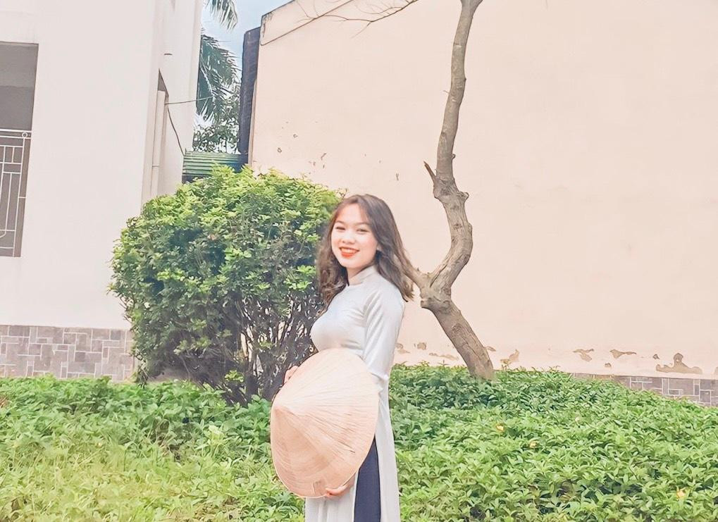 Cẩm Tú luôn là cô gái chăm chỉ, đạt nhiều thành tích, giải thưởng trong học tập được thầy cô bạn bè quý mến.