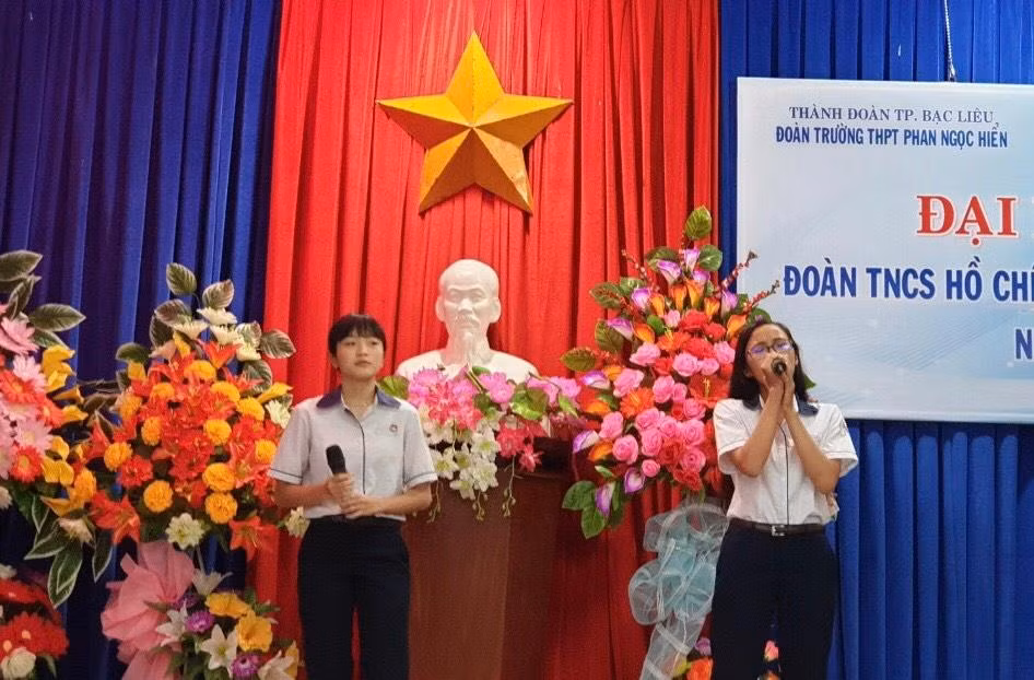 Vượt lên hoàn cảnh, Thảo Vy năng nổ tham gia các hoạt động văn nghệ và giành nhiều giải thưởng trong học tập.