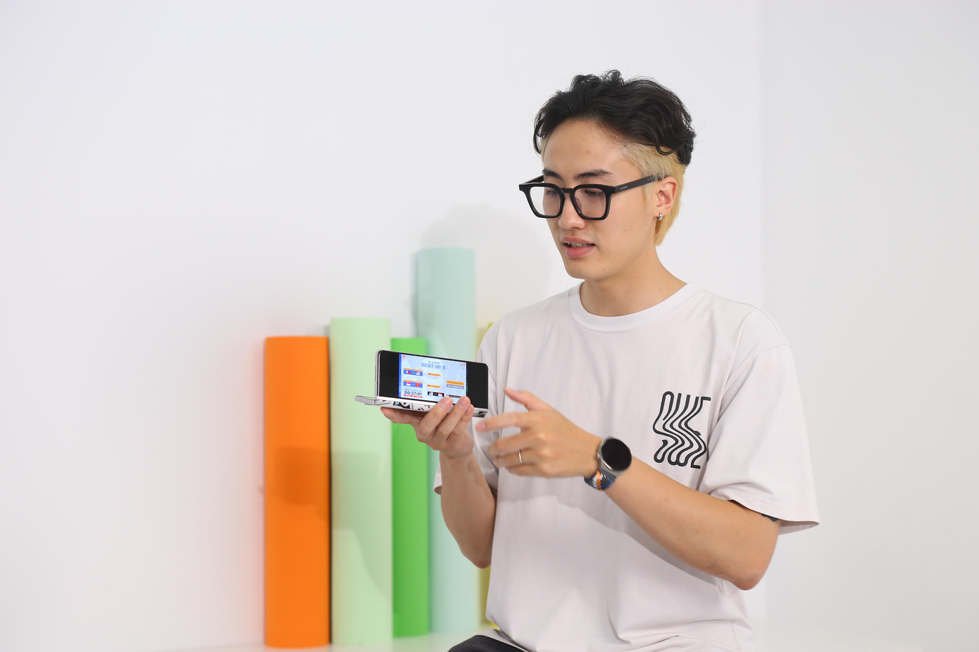 Chàng trai review một cách tự tin và chuyên nghiệp.