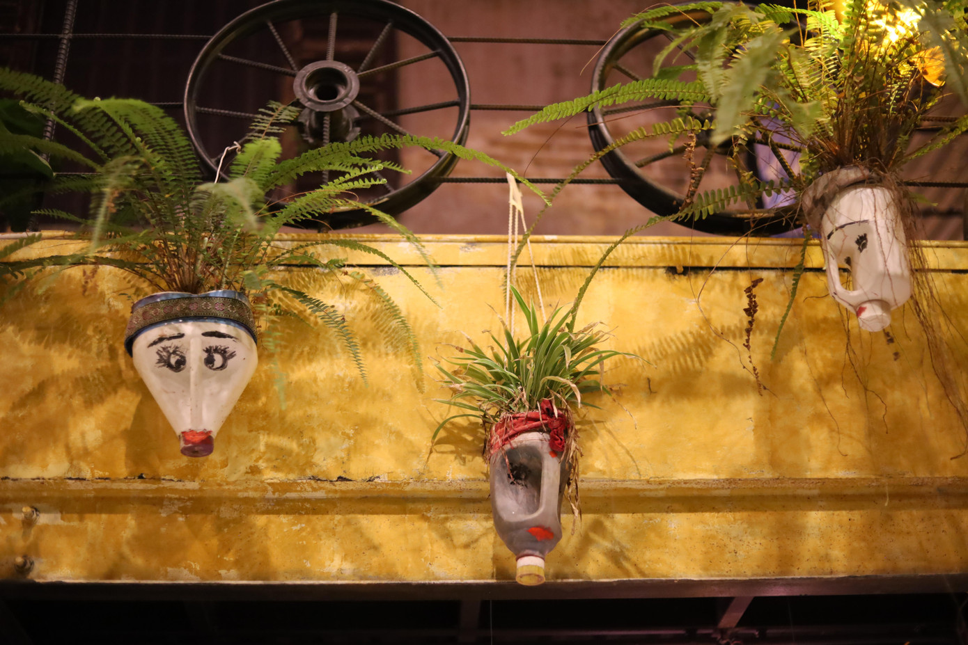 Những chiếc can nhựa được tận dụng làm thành những giỏ trồng hoa và được thổi hồn khi có thêm mặt cười ngộ nghĩnh.