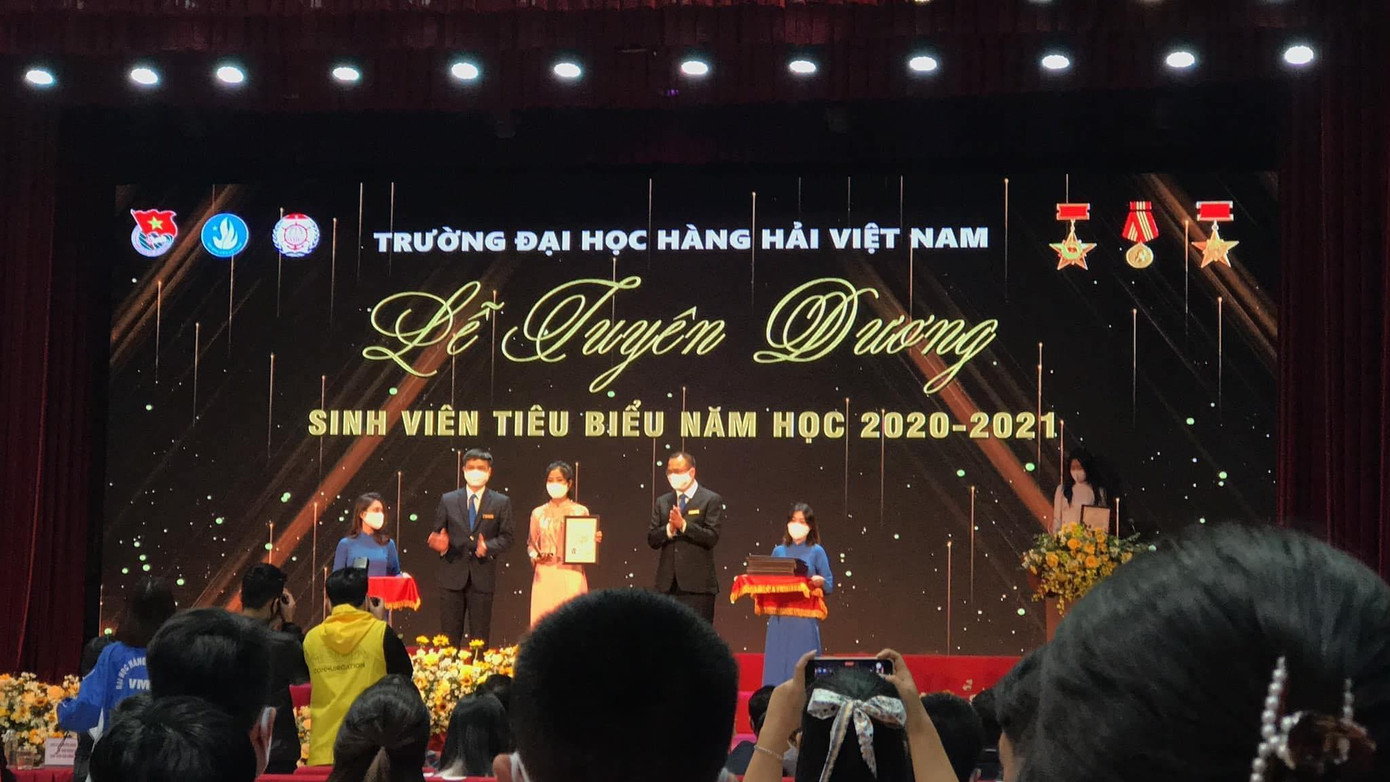 Trần Hương đạt danh hiệu Sinh viên tiêu biểu năm 2020-2021. Trần Hương đạt danh hiệu Sinh viên tiêu biểu năm 2020-2021.