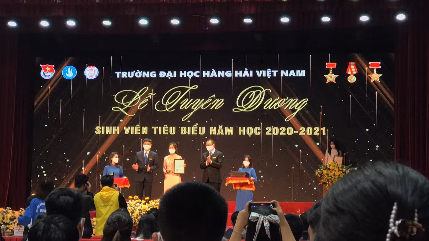 Trần Hương đạt danh hiệu Sinh viên tiêu biểu năm 2020-2021.