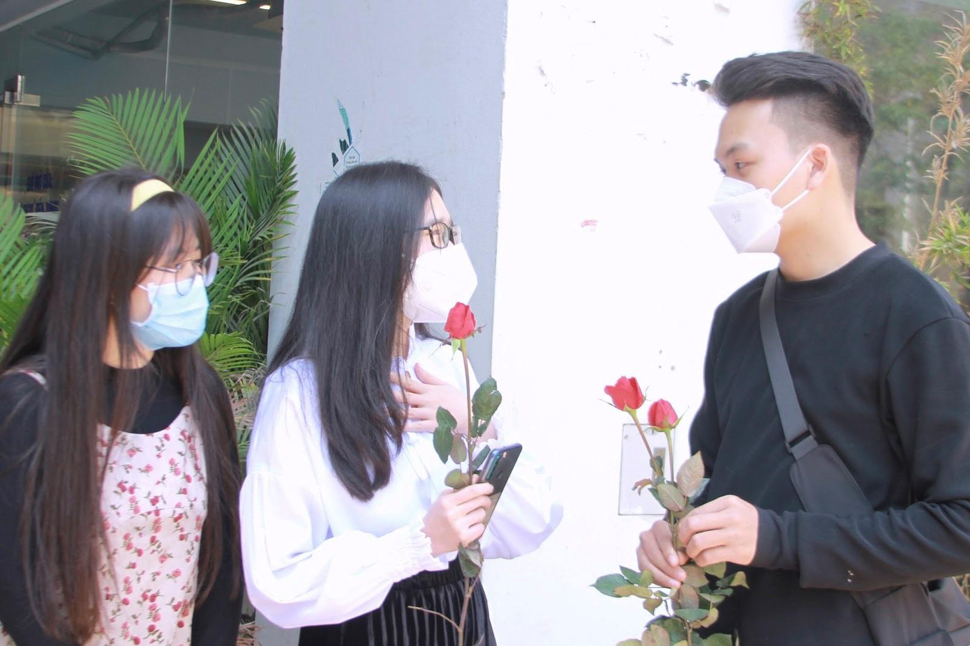 Đặc biệt hơn cả, tất cả nữ khán giả xem minishow đều nhận được quà là những bông hoa tươi thắm, do chính các bạn nam đoàn viên thanh niên chuẩn bị chu đáo từ sáng sớm. Đặc biệt hơn cả, tất cả nữ khán giả xem minishow đều nhận được quà là những bông hoa tươi thắm, do chính các bạn nam đoàn viên thanh niên chuẩn bị chu đáo từ sáng sớm.