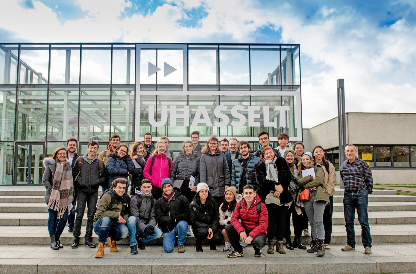 Ngân cùng các bạn du học sinh tại các Quốc gia khác nhau. Ngân cùng các bạn du học sinh tại các Quốc gia khác nhau.