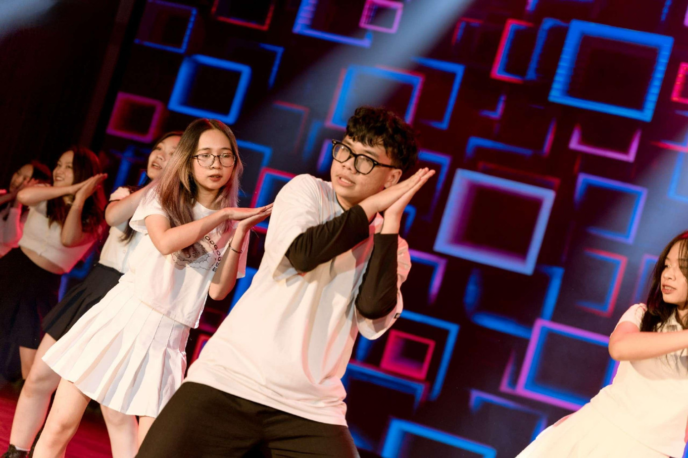 Xuyên suốt chương trình là những tiết mục văn nghệ sôi động và chất lượng.