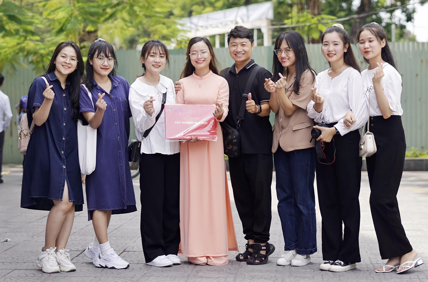 Bình và những người đồng nghiệp tại trung tâm Anh ngữ nơi cô đang giảng dạy. Bình và những người đồng nghiệp tại trung tâm Anh ngữ nơi cô đang giảng dạy.