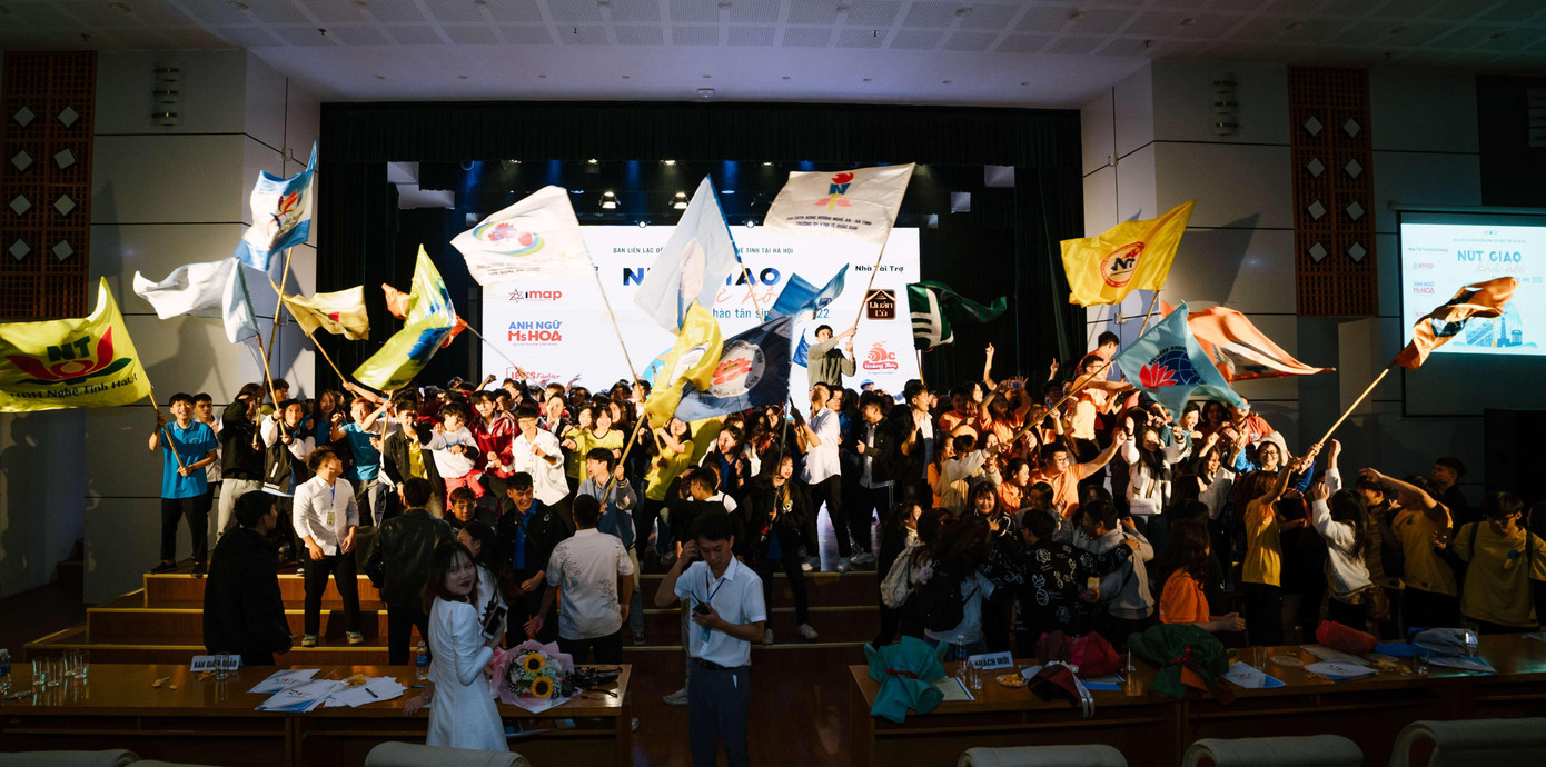 Không khí trong hội trường cực kì náo nhiệt.