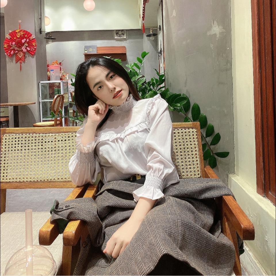 Công việc thực tế thường khác nhiều so với sách vở được học. Công việc thực tế thường khác nhiều so với sách vở được học.