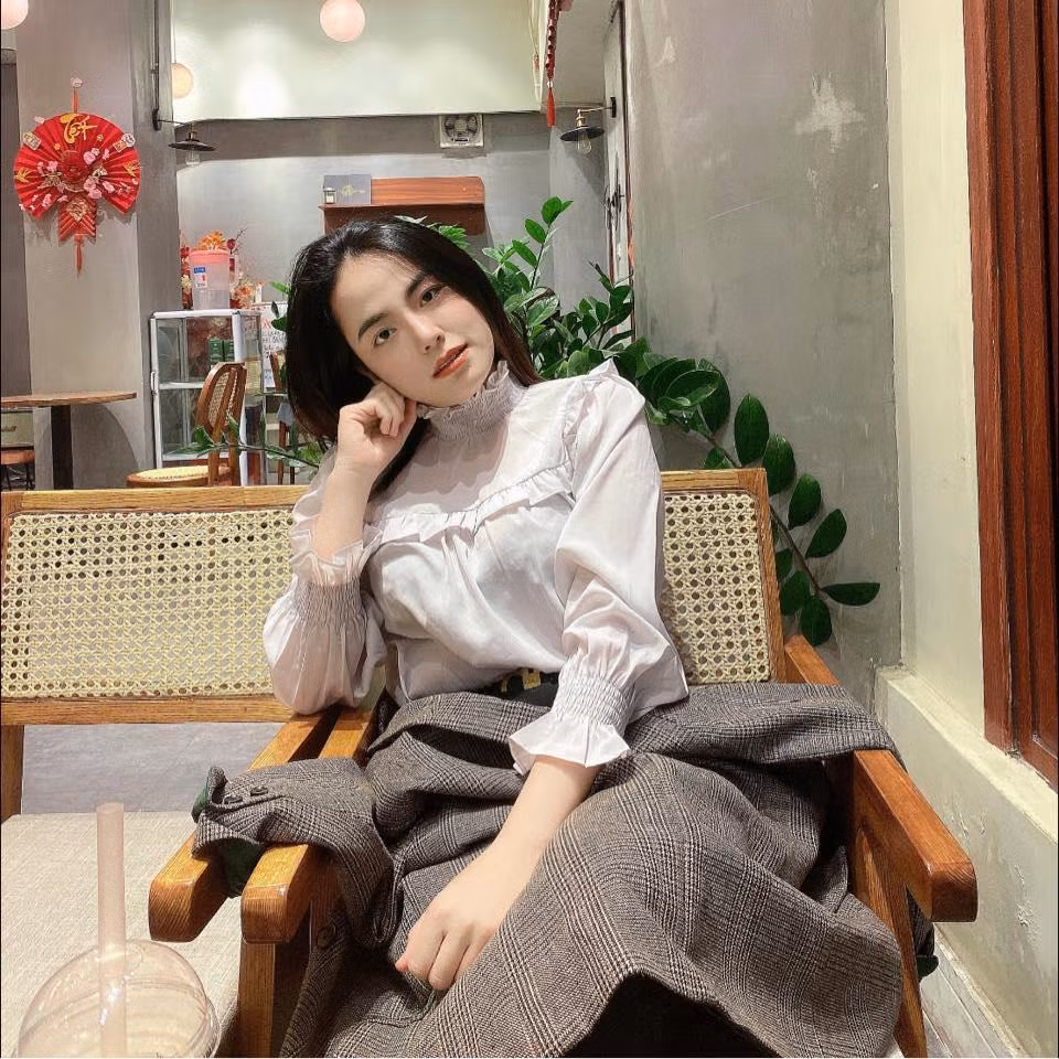Công việc thực tế thường khác nhiều so với sách vở được học. Công việc thực tế thường khác nhiều so với sách vở được học.