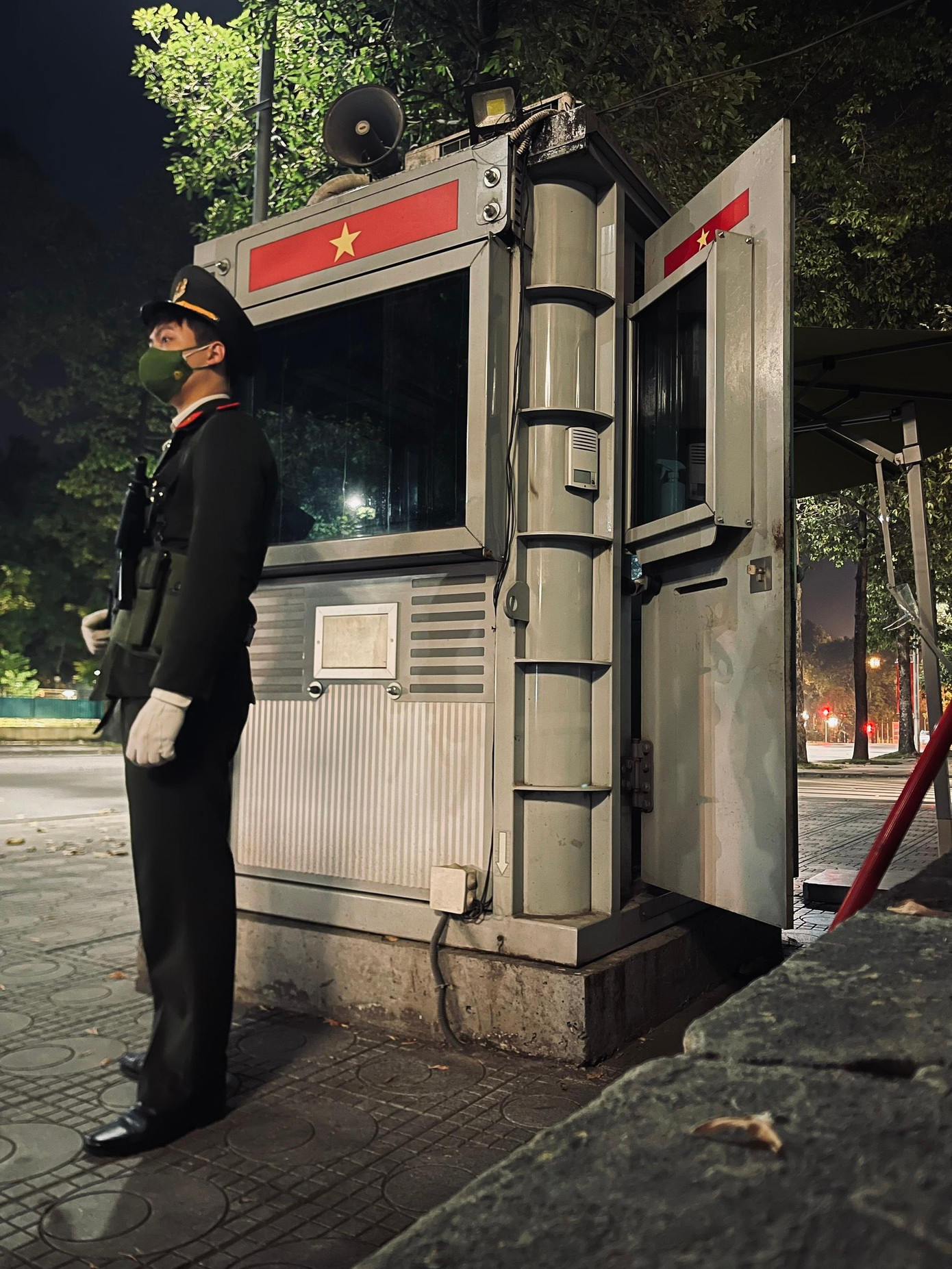 Việc trực đêm, bảo vệ những điểm trọng yếu của Nhà nước là công việc thường xuyên của người chiến sĩ. Việc trực đêm, bảo vệ những điểm trọng yếu của Nhà nước là công việc thường xuyên của người chiến sĩ.