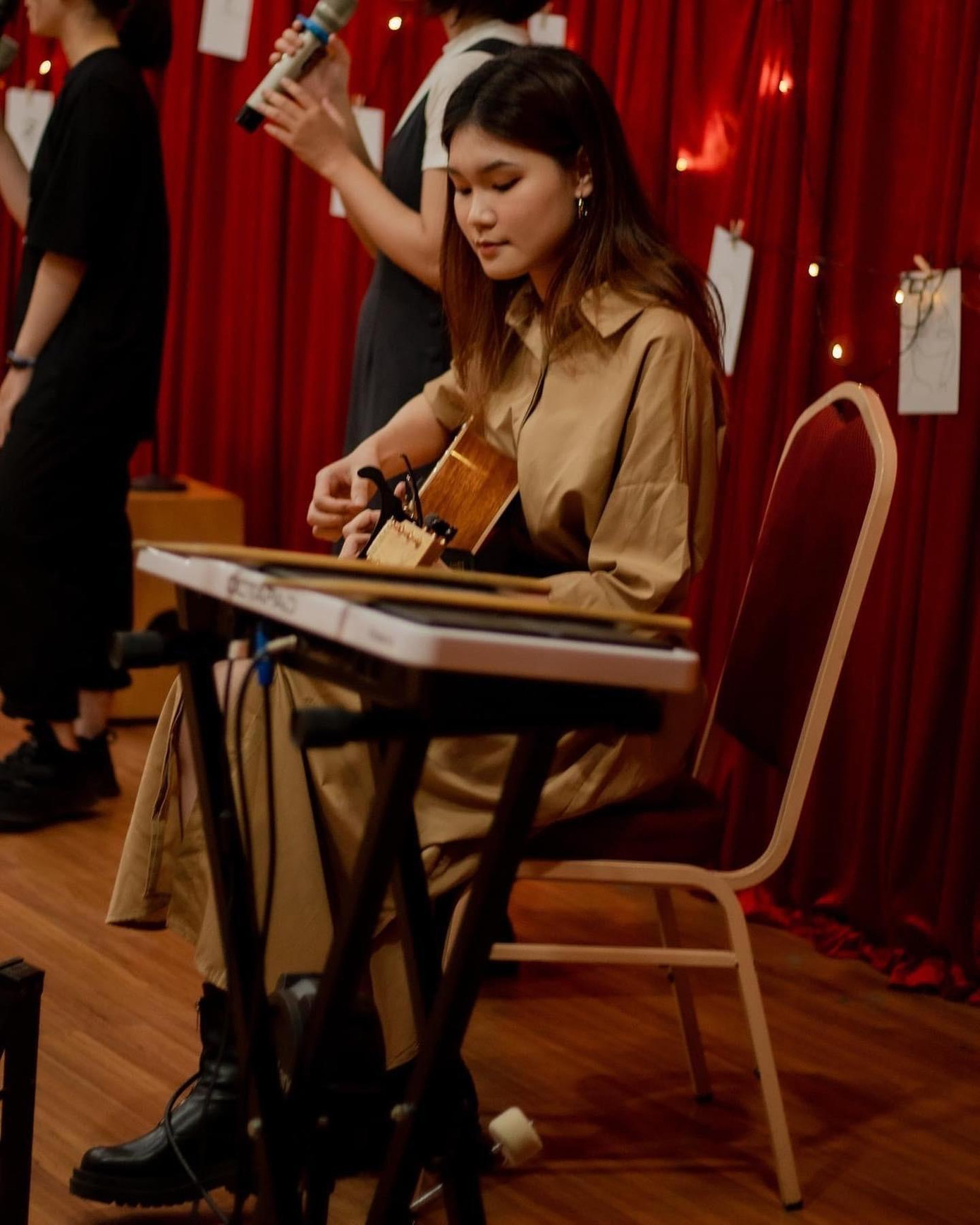 Yến Nhi tham gia Minishow Six Strings. Yến Nhi tham gia Minishow Six Strings.