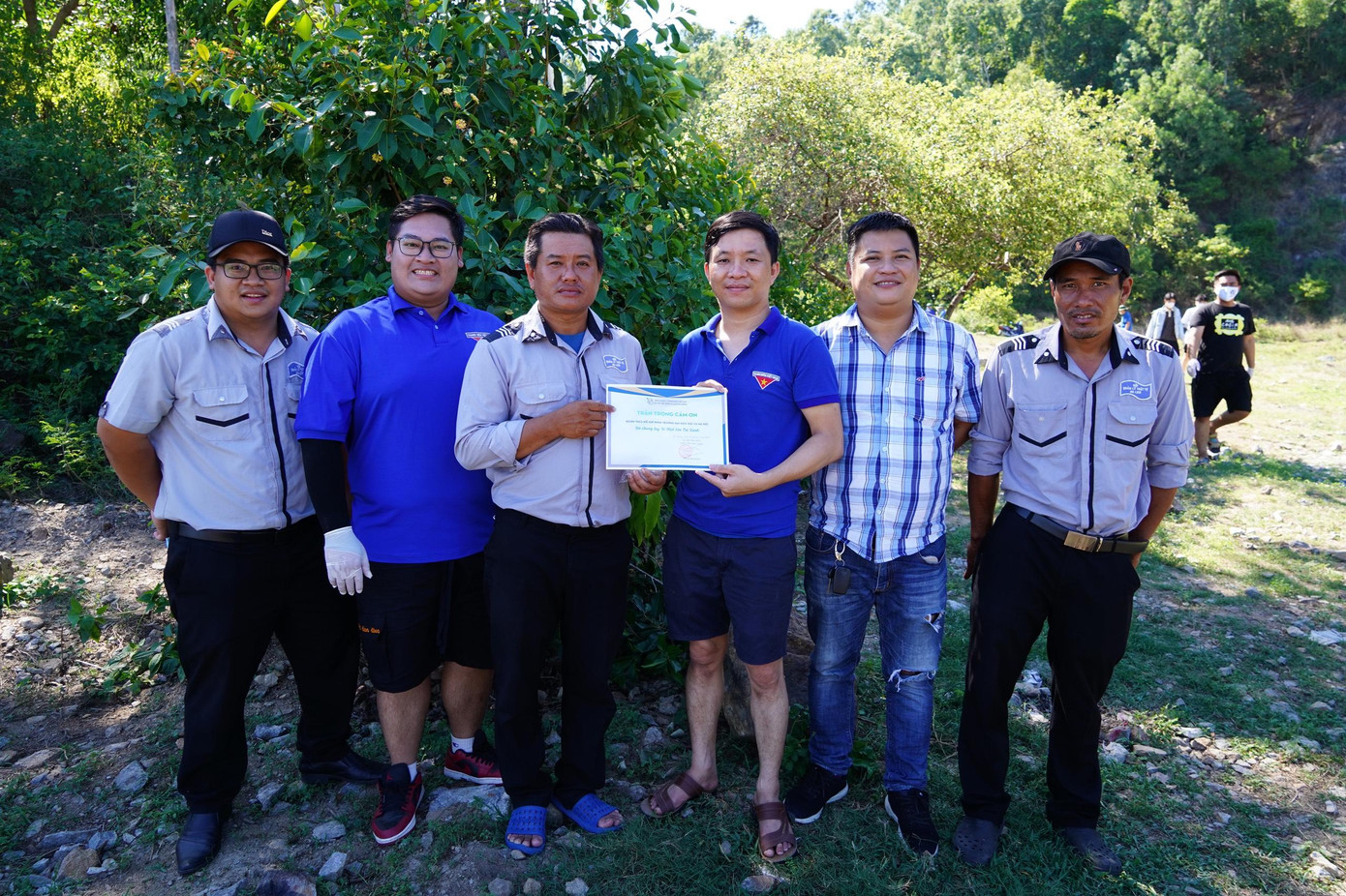 Đại diện Ban Quản lý Bán đảo Sơn Trà và các khu du lịch biển Đà Nẵng trao giấy chứng nhận tham gia hoạt động bảo vệ, giữ gìn môi trường Xanh – Sạch – Đẹp cho Bán đảo Sơn Trà Đại diện Ban Quản lý Bán đảo Sơn Trà và các khu du lịch biển Đà Nẵng trao giấy chứng nhận tham gia hoạt động bảo vệ, giữ gìn môi trường Xanh – Sạch – Đẹp cho Bán đảo Sơn Trà