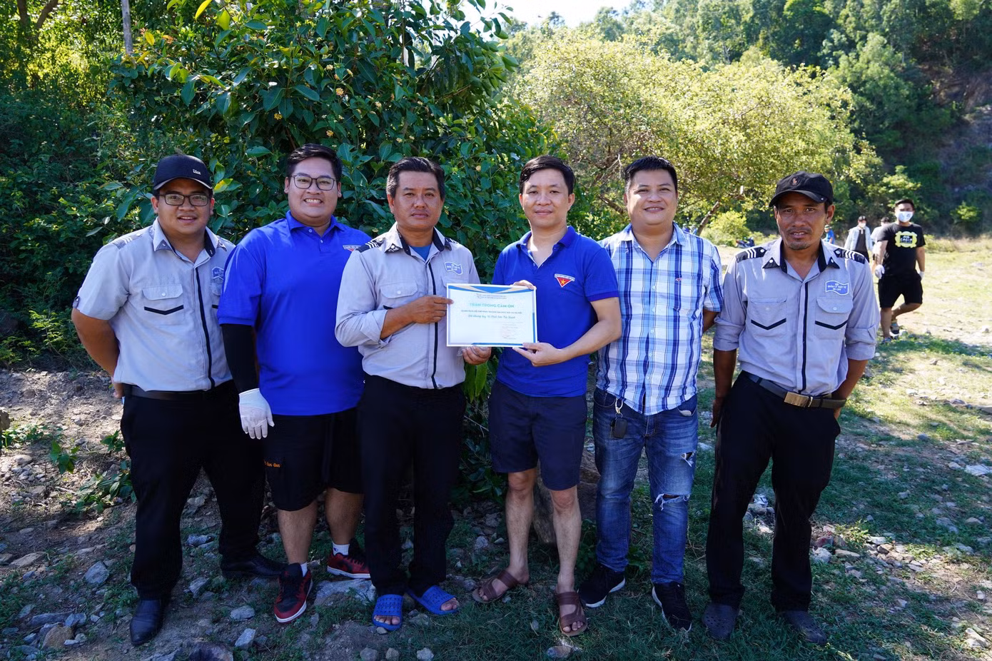Đại diện Ban Quản lý Bán đảo Sơn Trà và các khu du lịch biển Đà Nẵng trao giấy chứng nhận tham gia hoạt động bảo vệ, giữ gìn môi trường Xanh – Sạch – Đẹp cho Bán đảo Sơn Trà