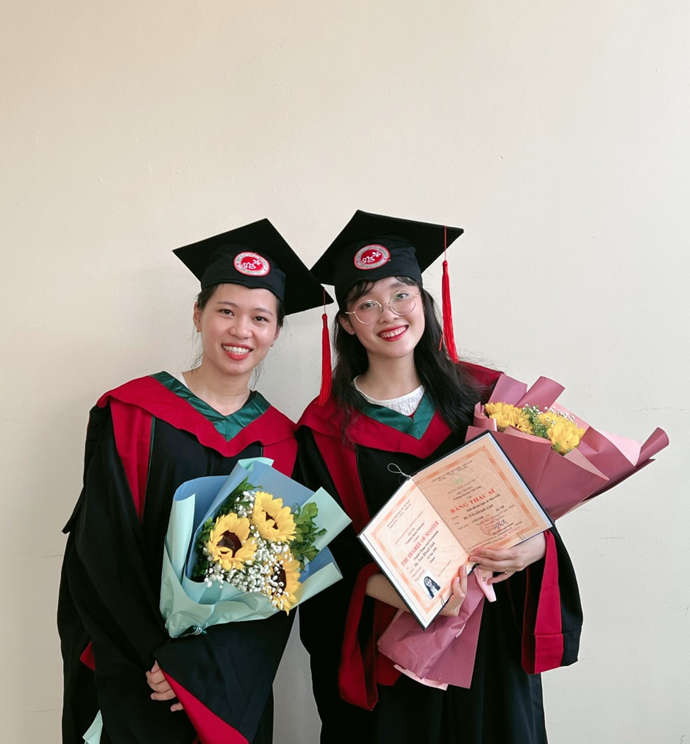 Đới Thị Loan – cựu sinh viên lớp 58K-TN, ngành Kinh tế (bên trái) hoàn thành chương trình đào tạo thạc sĩ.