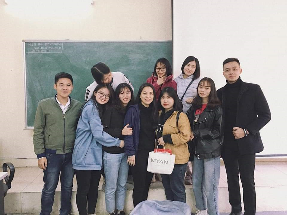 Đới Thị Loan với thầy cô và bạn học ở Trường Đại học Thủy lợi.