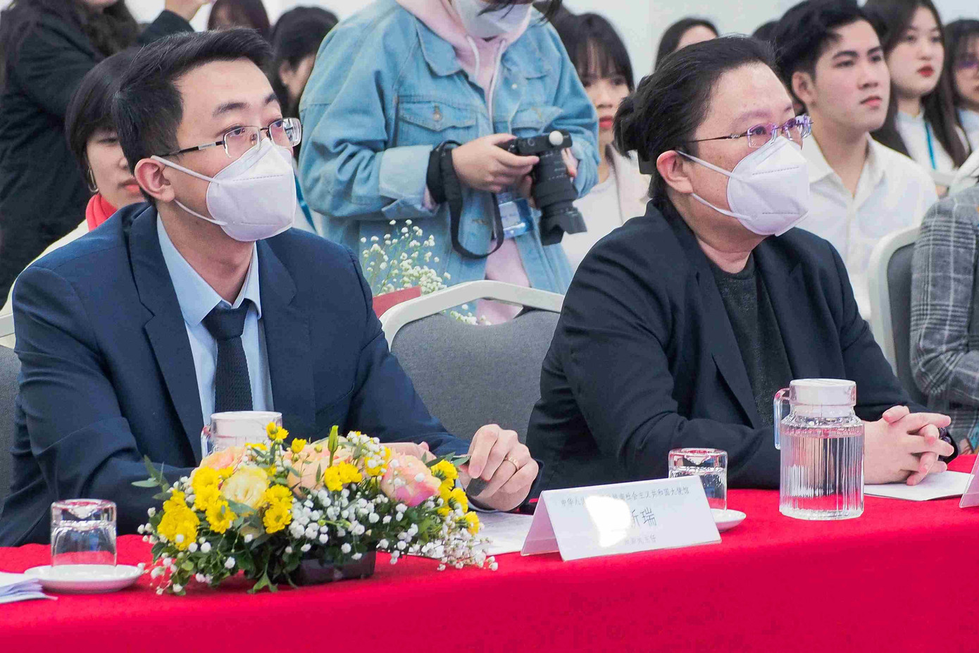 Về phía Đại sứ quán Trung Quốc có sự hiện diện của Bà Hy Tuệ, Công sứ Đại sứ quán CHND Trung Hoa tại nước CHXHCN Việt Nam; Ông Quách Tân Thụy, Trưởng Phòng Chính trị Tin tức Đại sứ quán nước CHND Trung Hoa. Về phía Đại sứ quán Trung Quốc có sự hiện diện của Bà Hy Tuệ, Công sứ Đại sứ quán CHND Trung Hoa tại nước CHXHCN Việt Nam; Ông Quách Tân Thụy, Trưởng Phòng Chính trị Tin tức Đại sứ quán nước CHND Trung Hoa.