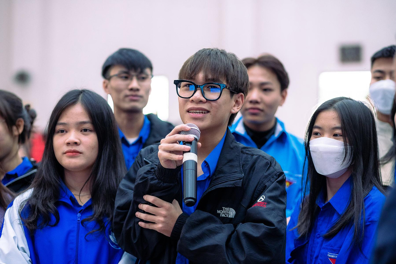 Rất đông sinh viên đã hào hứng đặt câu hỏi cho các diễn giả. Rất đông sinh viên đã hào hứng đặt câu hỏi cho các diễn giả.