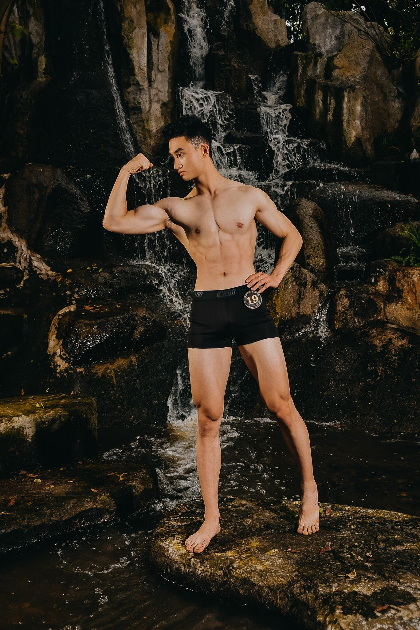 Việt An sở hữu số đo 3 vòng ấn tượng 110 - 76 - 100 với chiều cao 1m84 – 75kg.