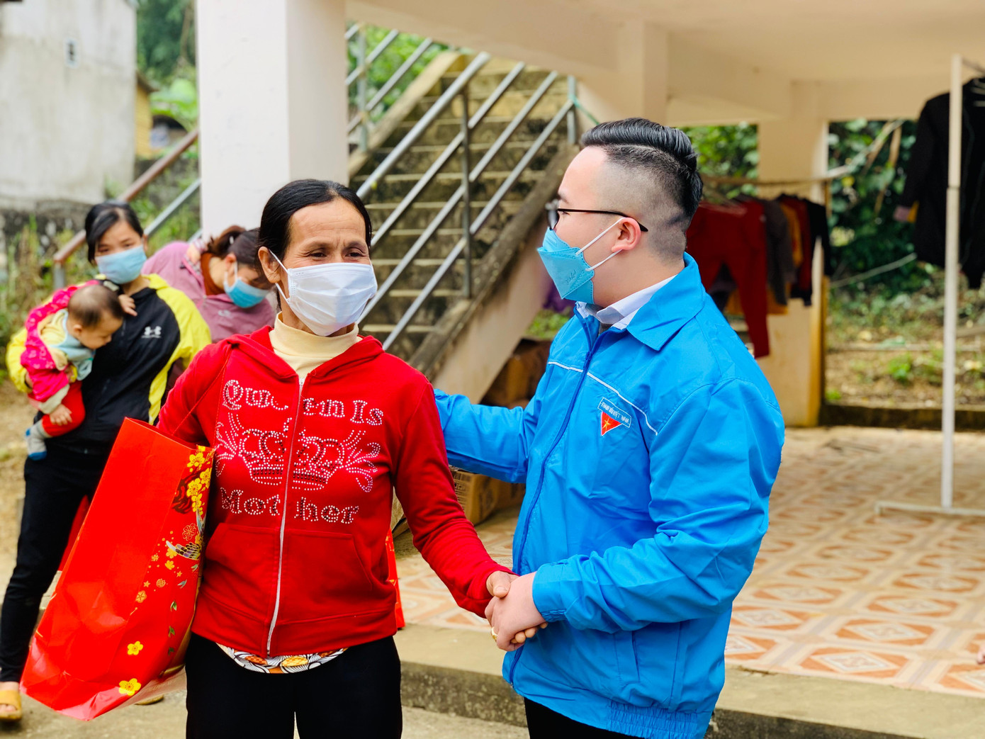 Đồng chí Hoàng Tuấn Thành, Trưởng Ban Tuyên truyền Liên chi Đoàn Khoa Kinh tế và PTNT hỏi thăm, động viên người dân vừa được nhận quà Tết. Đồng chí Hoàng Tuấn Thành, Trưởng Ban Tuyên truyền Liên chi Đoàn Khoa Kinh tế và PTNT hỏi thăm, động viên người dân vừa được nhận quà Tết.