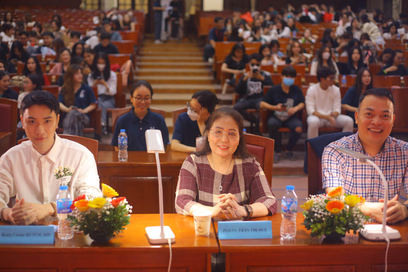 Ban giám khảo chương trình (từ phải qua trái): TS. Nguyễn Văn Hợi, PGS.TS. Trần Thị Huệ, Beauty Creator Đỗ Tùng Sơn. Ban giám khảo chương trình (từ phải qua trái): TS. Nguyễn Văn Hợi, PGS.TS. Trần Thị Huệ, Beauty Creator Đỗ Tùng Sơn.