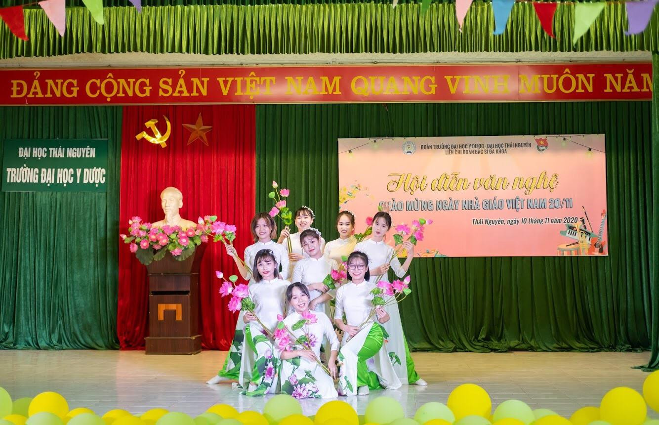 Hương Ly tham gia các hội diễn văn nghệ tại trường.