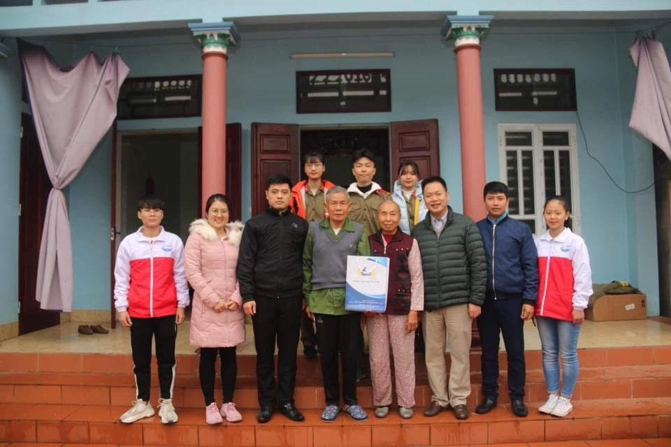 Bích Loan cùng Đoàn trường Đại học Thủy Lợi đến thăm tặng quà người dân. Bích Loan cùng Đoàn trường Đại học Thủy Lợi đến thăm tặng quà người dân.