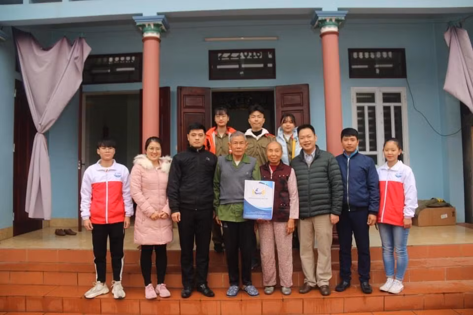 Bích Loan cùng Đoàn trường Đại học Thủy Lợi đến thăm tặng quà người dân.