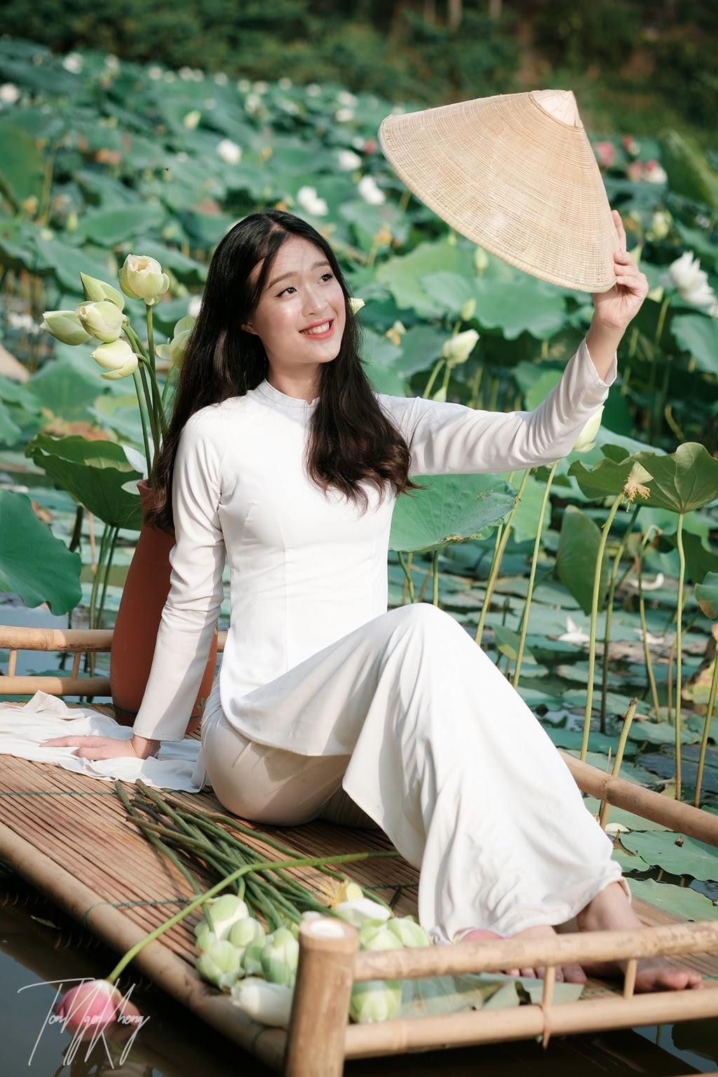 Yến Nhi bén duyên với nghề mẫu từ thời phổ thông. Yến Nhi bén duyên với nghề mẫu từ thời phổ thông.