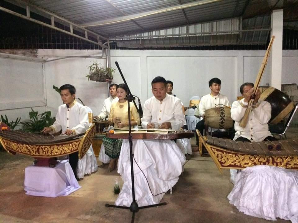 Thin Nạ Kon Nhăng Kẹo tham gia đội ngũ biểu diễn tiết mục âm nhạc truyền thống của Lào.