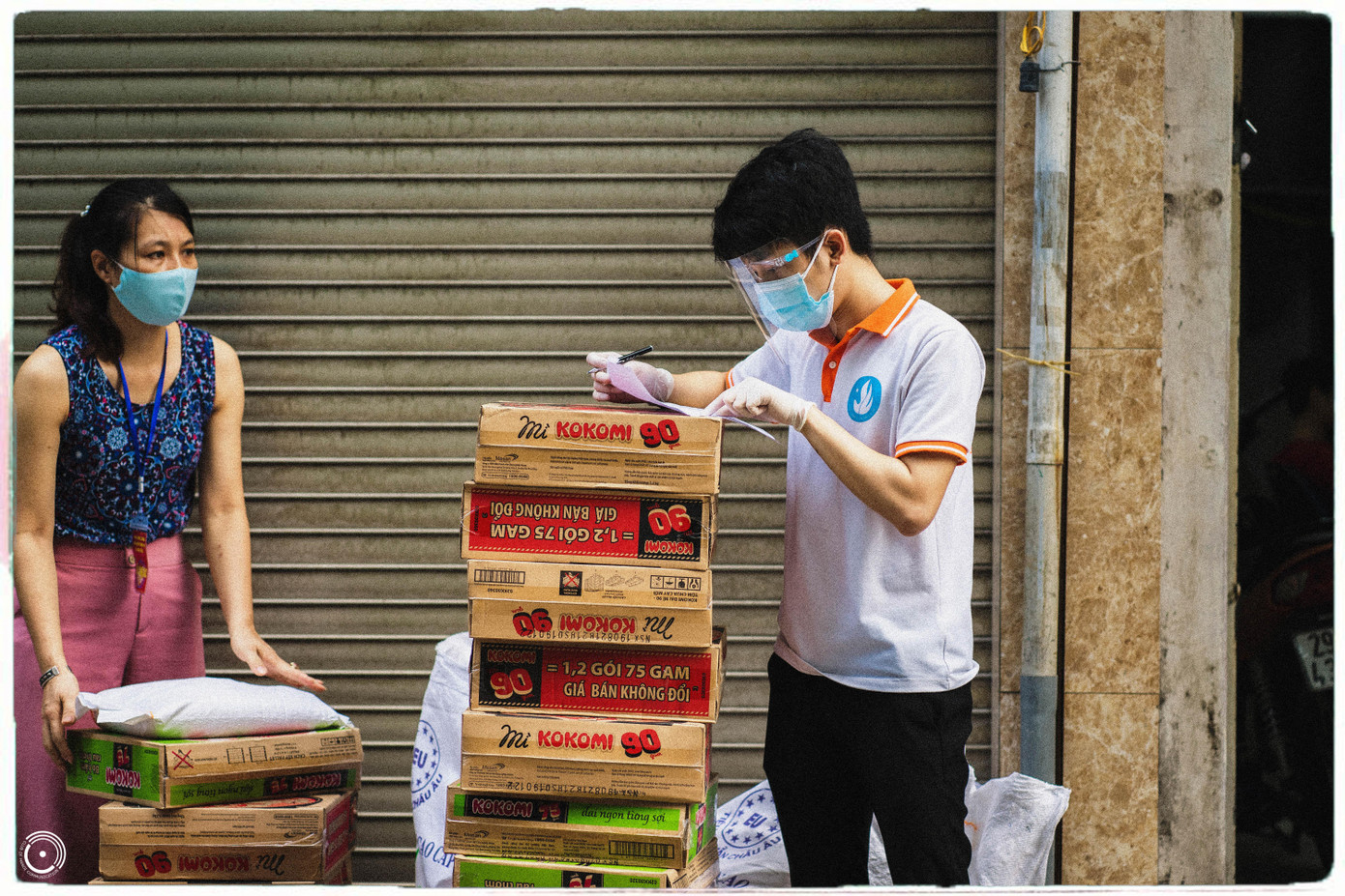 Tuấn Hùng năng nổ tham gia hoạt động chống dịch, hỗ trợ tiếp tế lương thực cho các bạn sinh viên bị mắc kẹt tại Hà Nội. Tuấn Hùng năng nổ tham gia hoạt động chống dịch, hỗ trợ tiếp tế lương thực cho các bạn sinh viên bị mắc kẹt tại Hà Nội.