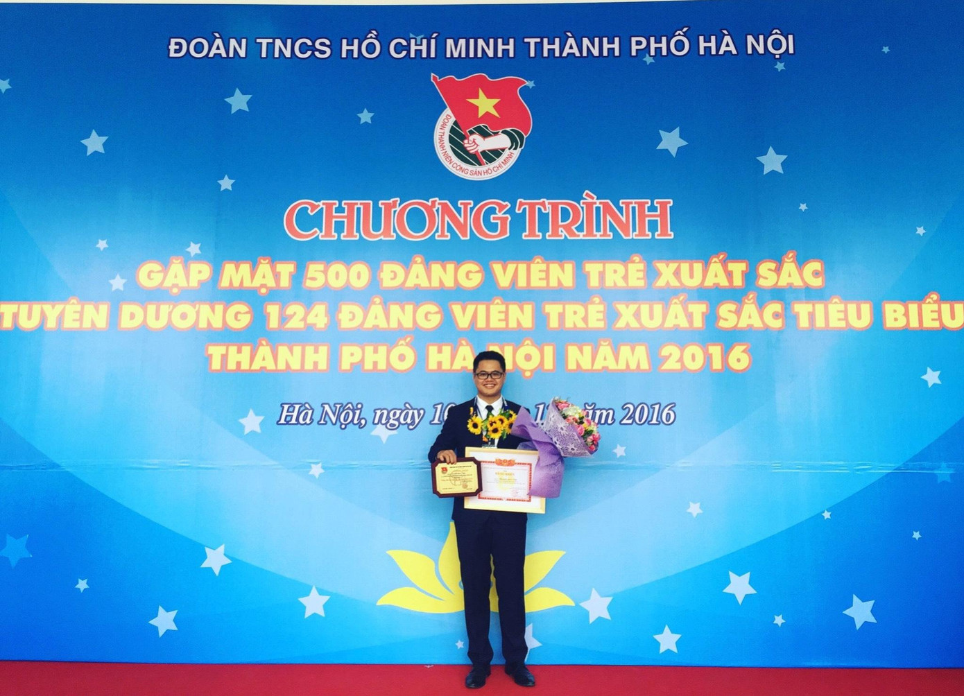 Đồng chí Nguyễn Quốc Việt nhận giải Đảng Viên trẻ xuất sắc tiêu biểu. Đồng chí Nguyễn Quốc Việt nhận giải Đảng Viên trẻ xuất sắc tiêu biểu.