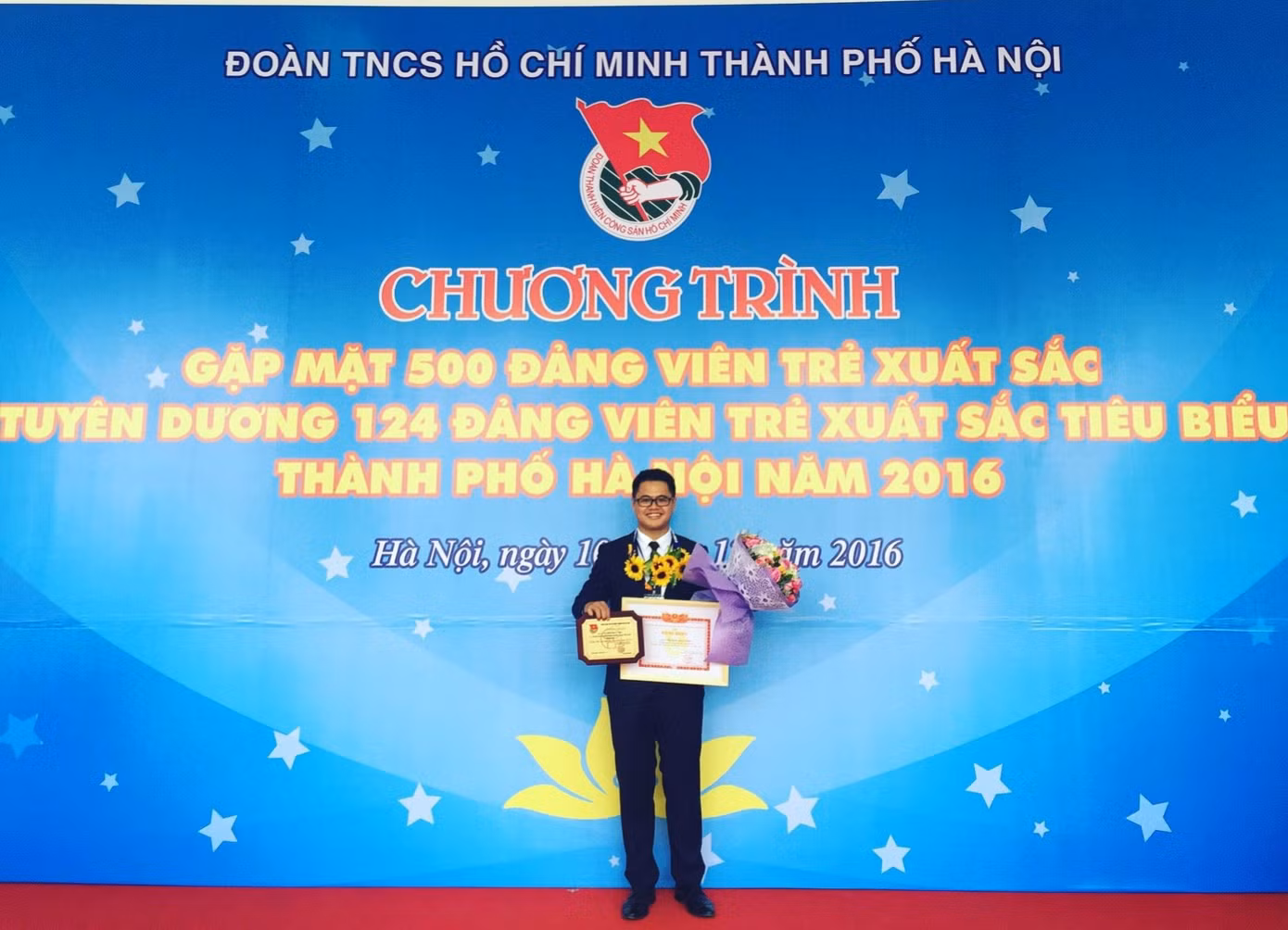 Đồng chí Nguyễn Quốc Việt nhận giải Đảng Viên trẻ xuất sắc tiêu biểu.