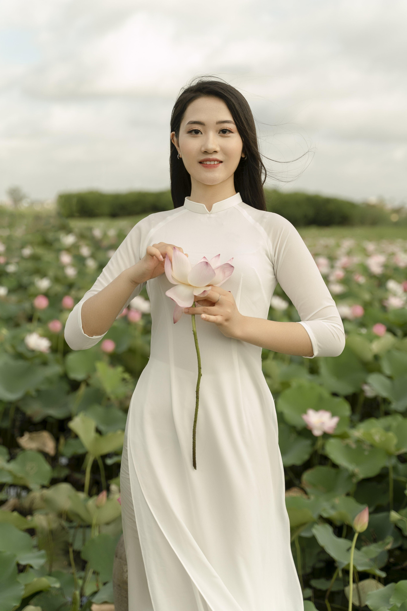 Vẻ đẹp dịu dàng đằm thắm của Minh Phương trong tà áo dài trắng.