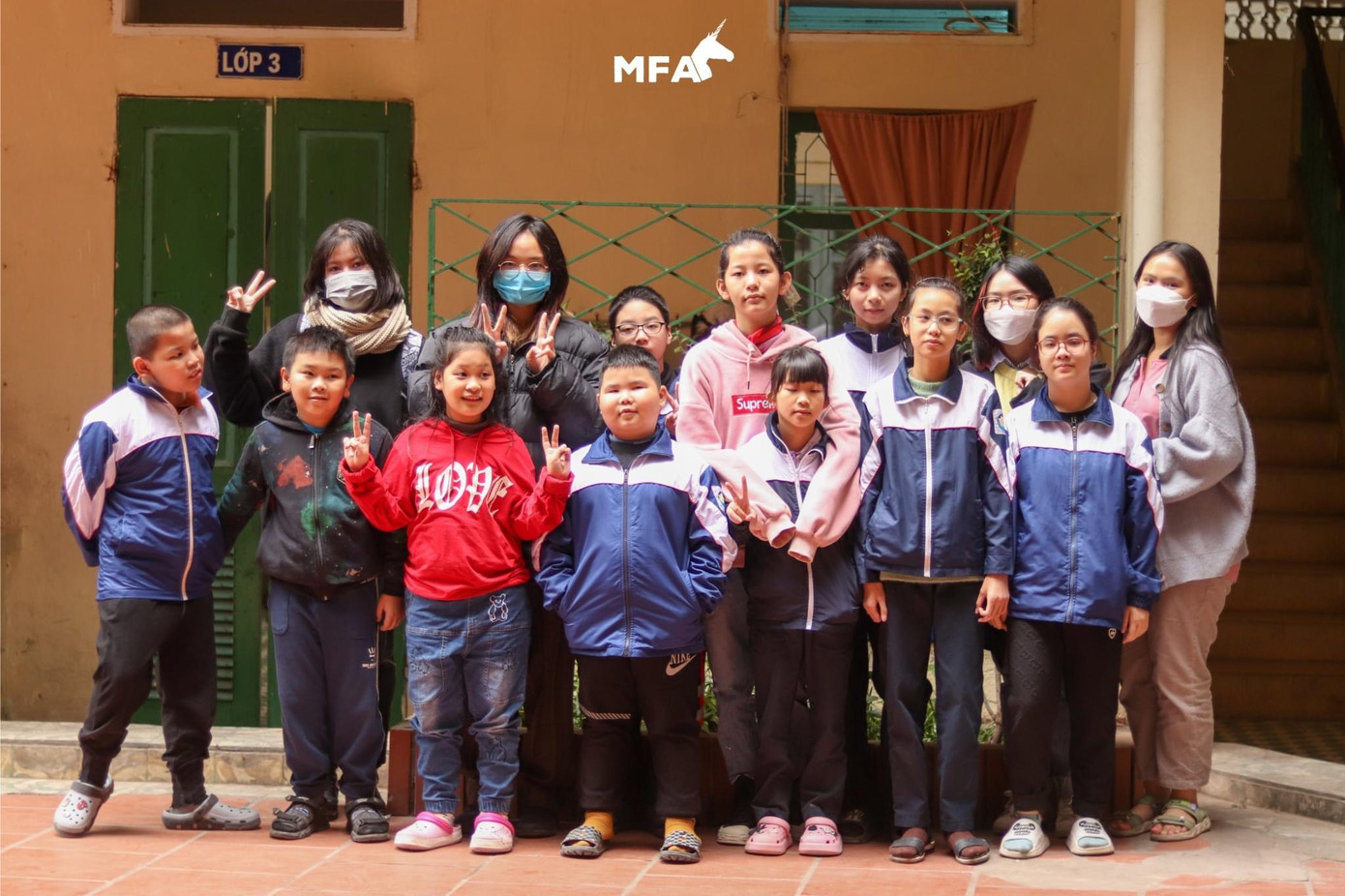 Các bạn sinh của CLB Pháp ngữ Học viện Ngoại giao chụp ảnh kỷ niệm cùng các em học sinh tại trường.