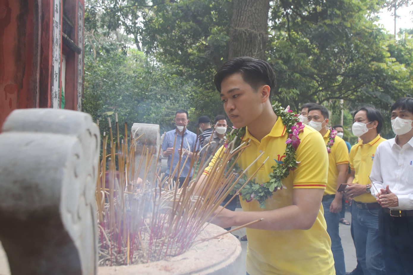 Ngọc Hà và các đại biểu gương mặt trẻ dâng hương tưởng nhớ công ơn các bậc tiền nhân tại Điện Kính Thiên. Ngọc Hà và các đại biểu gương mặt trẻ dâng hương tưởng nhớ công ơn các bậc tiền nhân tại Điện Kính Thiên.