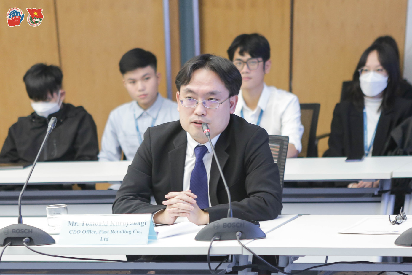 Ông Tomoaki Kuroyanagi tóm tắt bản ghi nhớ Thỏa thuận hợp tác giữa Học viện Ngoại giao và tập đoàn Fast Retailing Nhật Bản.