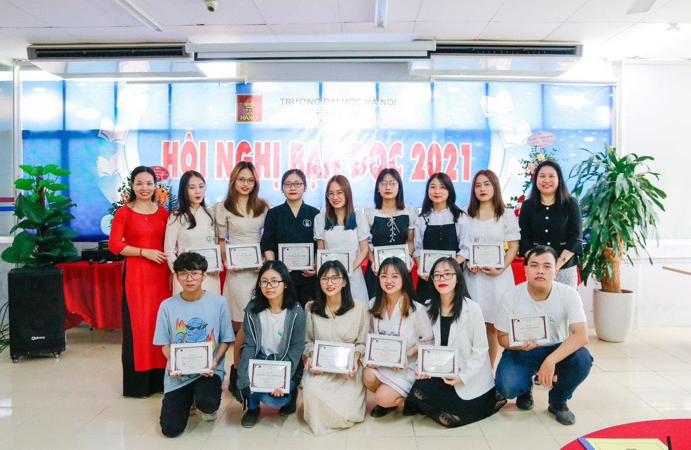 Nguyên cùng các bạn nhận chứng chỉ tại Hội nghị Bạn đọc 2021. Nguyên cùng các bạn nhận chứng chỉ tại Hội nghị Bạn đọc 2021.