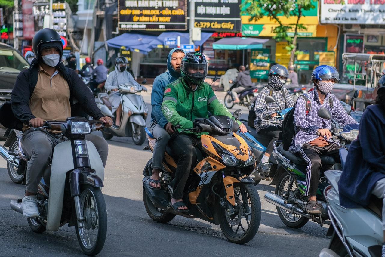 Nhiều sinh viên lựa chọn chạy xe ôm công nghệ để kiếm thêm thu nhập.