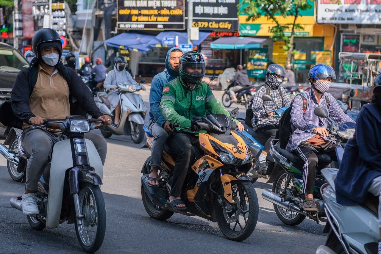 Nhiều sinh viên lựa chọn chạy xe ôm công nghệ để kiếm thêm thu nhập. Nhiều sinh viên lựa chọn chạy xe ôm công nghệ để kiếm thêm thu nhập.