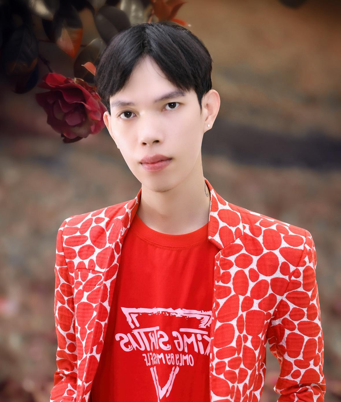 Gia Lạc tên thật là Phan Tuấn Lạc (sinh năm 1992) sinh ra và lớn lên tại Đồng Tháp.