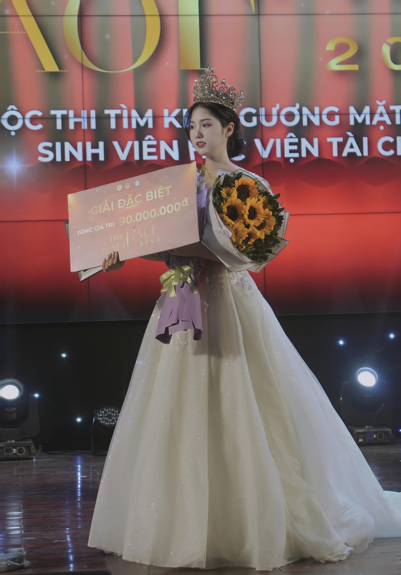 Ngày 15/04/2022 Vũ Khánh Linh đạt ngôi vị Quán quân cuộc thi The Face AOF 2022 và Giải thưởng “Gương mặt Khả ái”.