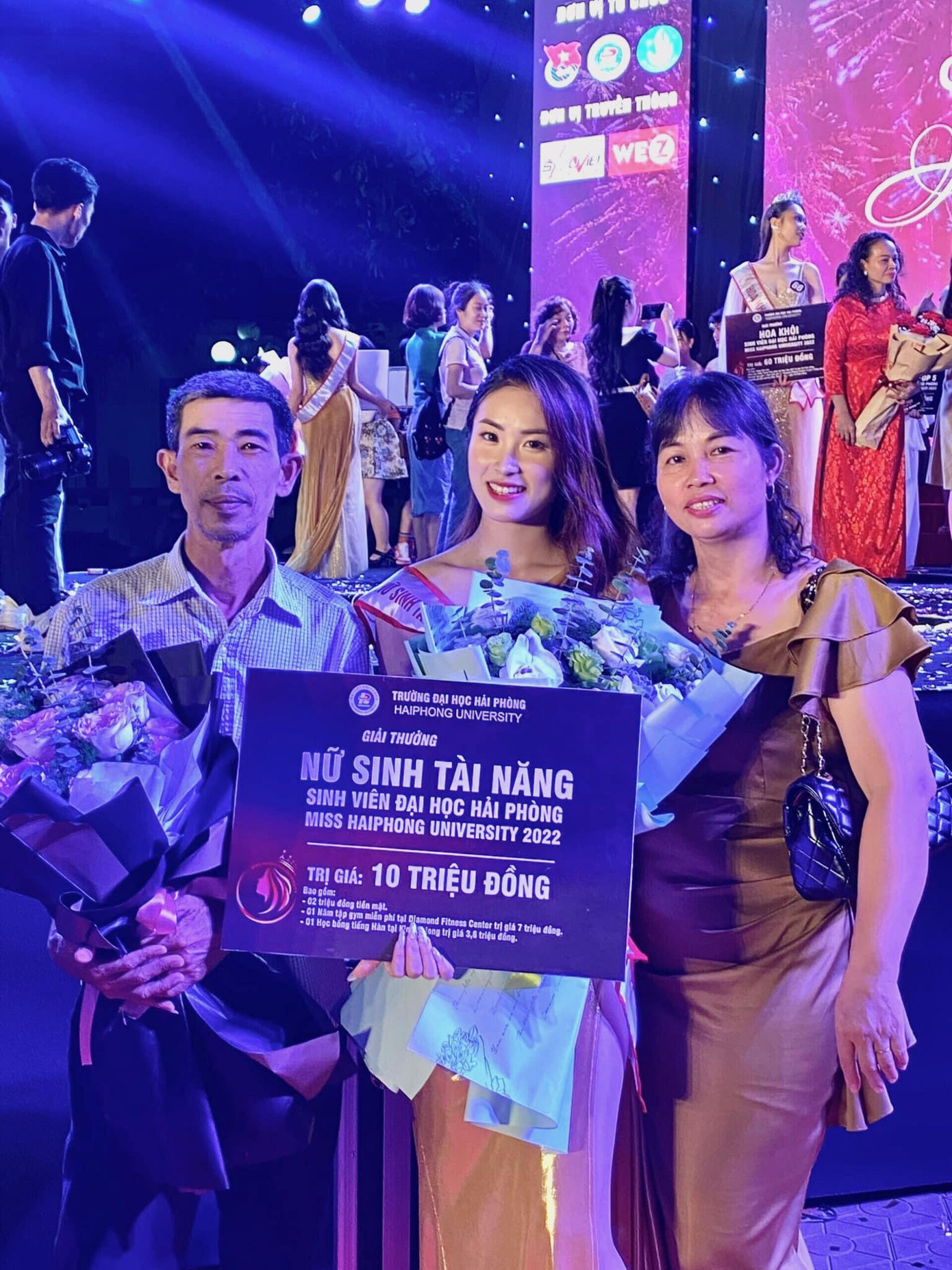 Chia sẻ niềm vui sau đêm chung kết cùng bố mẹ. Chia sẻ niềm vui sau đêm chung kết cùng bố mẹ.