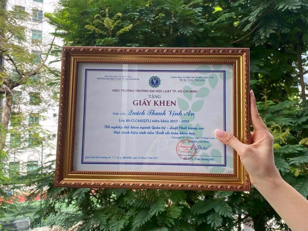 Giấy khen cho những thành tích xuất sắc thời đại học của Vịnh An. Giấy khen cho những thành tích xuất sắc thời đại học của Vịnh An.