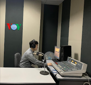 Hình ảnh chàng trai Hàn Quốc khi làm host của chương trình “Lá thư âm nhạc cùng Tuấn Jeon”. (Ảnh: NVCC)