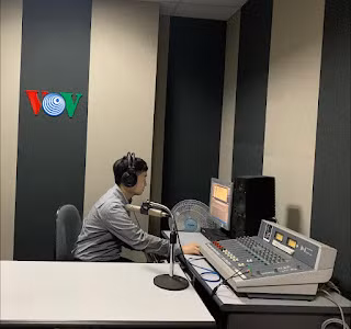 Hình ảnh chàng trai Hàn Quốc khi làm host của chương trình “Lá thư âm nhạc cùng Tuấn Jeon”. (Ảnh: NVCC)