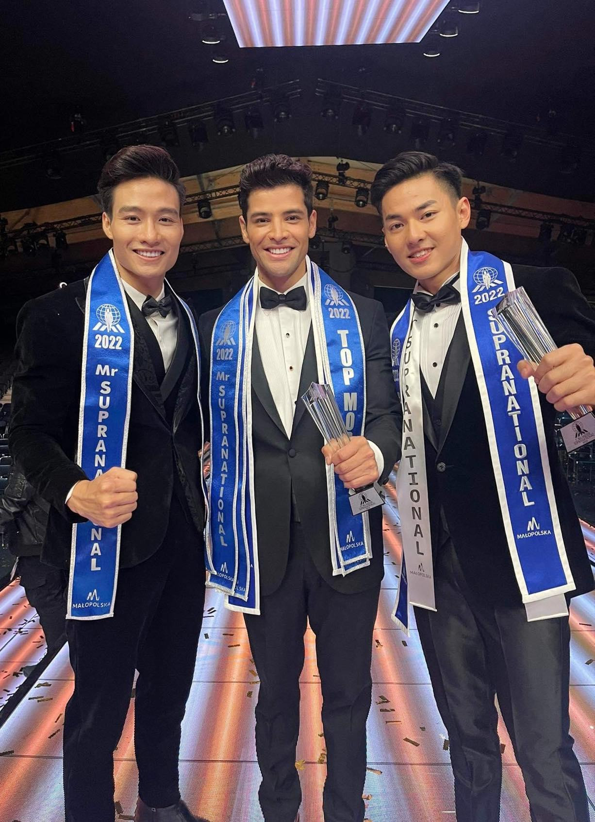 Đạt Kyo chụp ảnh kỷ niệm cùng 2 Á vương.